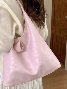 Grande borsa tote rosa da donna in pelle sintetica lucida con design minimalista ed elegante