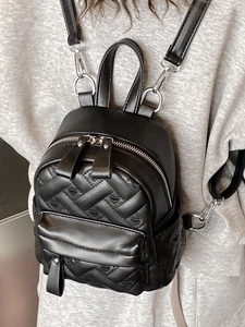 Damen Vintage Rucksack mit Herz-Steppmuster aus schwarzem PU-Leder für Outdoor-Reisen