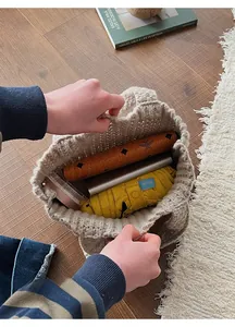 Intérieur spacieux du sac fourre-tout tricoté blanc cassé avec articles quotidiens