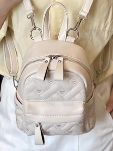 Schicker cremeweißer Mini-Rucksack mit Herzbestickung und silbernen Reißverschlüssen