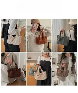 Détail de sacs à main en grosse maille faits main avec texture tissée et petits charms