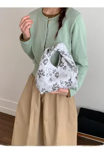 Satin-Tasche mit Blumenmuster, chinesischem Tusche-Stil und gedrehtem Tragegriff
