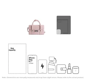Dettaglio della borsa in pelle rosa che mostra la capacità per telefono e oggetti