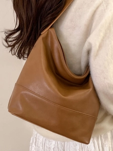 Brown retro hobo bag with wide shoulder strap in large capacity for urban casual style
