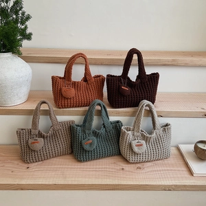 Détails de sacs à main crochetés en cinq couleurs Morandi avec breloques en cœur