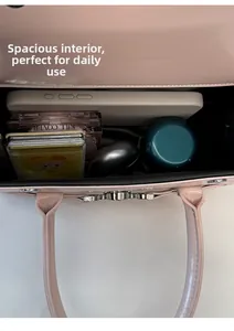 Interno spazioso di questa borsa a tracolla in pelle rosa con ampio spazio per gli oggetti