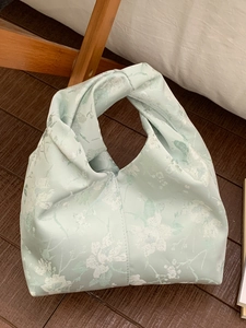 Schicke hellgrüne florale Wolkenhandtasche mit stilvollem Knotengriff für den Alltag