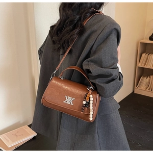 Sac à main rétro en cuir marron avec breloque en perles de bois et boucle argentée