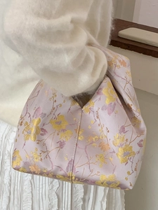 Schicke Blumen-Satin-Cloud-Handtasche in Lavendel mit Knotengriff für den Frühlingslook