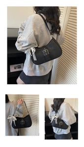 Sac à main en cuir PU mat noir avec boucle argentée et nœud en dentelle et perles