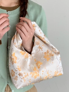 Minimalistische satinierte Hobo-Tasche in Cremeweiß mit gelbem Pfingstrosenmuster und Tragegriff