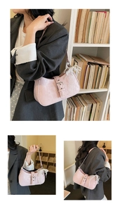 Détails d'un sac Hobo rose orné de dentelle blanche délicate et d'une breloque en perles