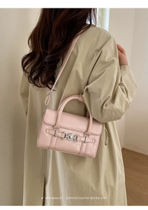Piccola borsa quadrata rosa coccodrillo con fibbia a cuore argento a tracolla