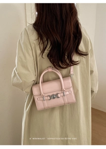 Mini borsa rosa pallido in pelle a trama coccodrillo portata a spalla in stile retrò
