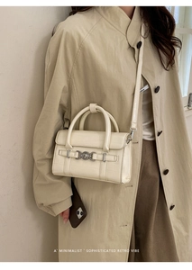 Borsa a tracolla bianco crema chic con goffratura coccodrillo e fibbia in metallo