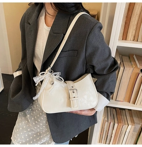 Sac sous le bras en cuir blanc avec boucle argentée et breloque cœur en perles