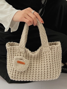 Sac à main en crochet fait main de couleur avoine avec texture gaufrée et pochette