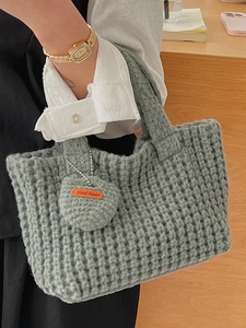 Sac à main crocheté vert sauge fait main avec motifs tricotés et étiquette artisanale