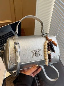 Petit Sac Carré Vintage en Cuir PU pour Femme Sac à Main Minimaliste Moderne Avec Breloque en Perles de Bois Boucle en Métal