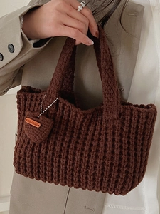 Sac à main fait main en grosse maille marron foncé avec pendentif coeur et texture laine