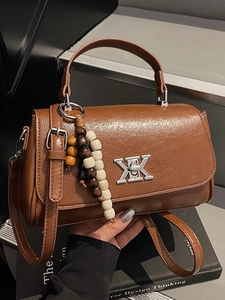 Petit sac carré en cuir ciré marron avec logo X argenté et breloque en perles