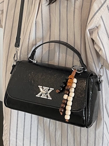 Sac bandoulière tendance en similicuir noir avec breloque en bois et logo argenté