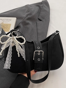 Sac sous le bras demi-lune noir avec nœud en perle et ruban de dentelle sur fond gris