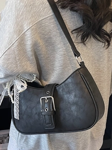 Sac sous le bras noir mat avec boucle argentée et détail de charm en dentelle perle