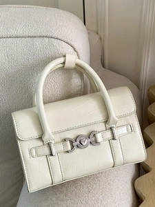 Elegante borsa bianco crema con trama a coccodrillo e fibbia a cuore in metallo argento