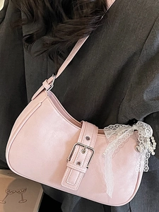 Sac hobo rose avec boucle argentée et charm nœud en dentelle et perles chic