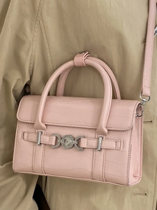 Borsa a mano rosa stampa coccodrillo con fibbia metallica e tracolla regolabile