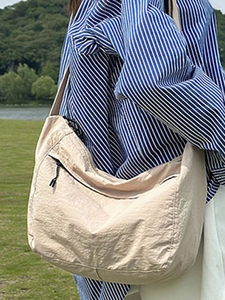 Minimalist beige large capacity crossbody tote bag with zipper for casual daily commute