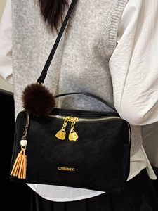 Minimalistische schwarze Wildleder-Kissentasche mit Plüschbommel und Quaste für Damen