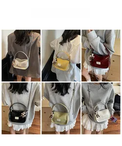 Collage de mini sacs chics en cuir verni de diverses couleurs avec bandoulières chaîne