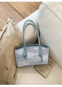 Vue détaillée du sac cabas en toile avec texture à carreaux et bandoulière nouée