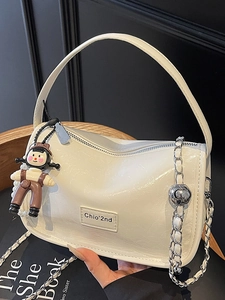 Sac Bandoulière Femme Minimaliste en Cuir PU Sac à Épaule Carré Tofu Brillant Avec Chaîne en Métal Charme de Poupée Perle Sac à Main Quotidien
