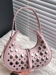 Borsa sottobraccio punk rosa con borchie argentate e design a forma di mezzaluna