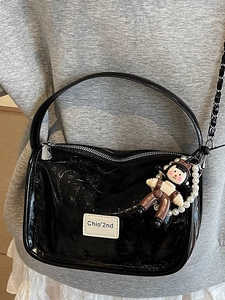 Sac bandoulière noir brillant minimaliste avec breloque dessin animé et perles