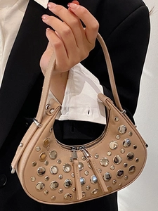 Borsa a mezzaluna marrone chiaro alla moda con borchie argentate e nappe in pelle