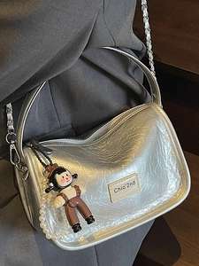 Sac tofu plissé argent métallisé avec bandoulière chaîne et breloques pour le bureau