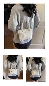 Dettaglio della mini borsa a secchiello crema con elegante fiocco in pizzo e perle chic