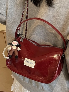 Sac à main bordeaux brillant avec bandoulière chaîne et pendentif poupée mignon