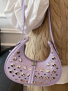 Borsa a spalla viola a mezzaluna in pelle con borchie e doppia cerniera lampo
