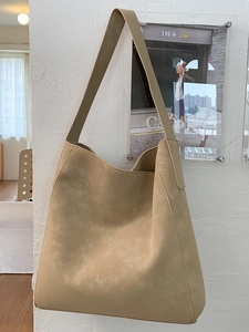 Borsa tote minimalista in pelle scamosciata kaki capiente con tracolla larga a parete