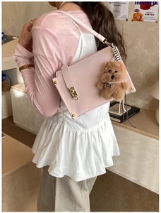 Sac à bandoulière rose en similicuir avec boucle dorée et breloque d'ours en peluche