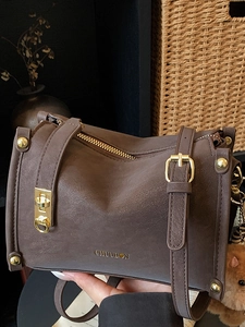 Petit Sac Carré Vintage Minimaliste en Cuir PU pour Femmes Mode Surpiqûres Sac Bandoulière Avec Pendentif Ours en Peluche
