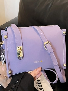 Sac bandoulière carré lavande vintage avec boucles dorées et décoration en peluche