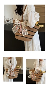 Detail der Strohtasche mit floraler Spitzenstickerei und rosa Perlenverzierung