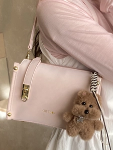 Sac à bandoulière rectangulaire rose clair rétro avec ferrures dorées et breloque