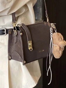 Petit sac carré vintage marron café avec détails dorés et pendentif ours en peluche